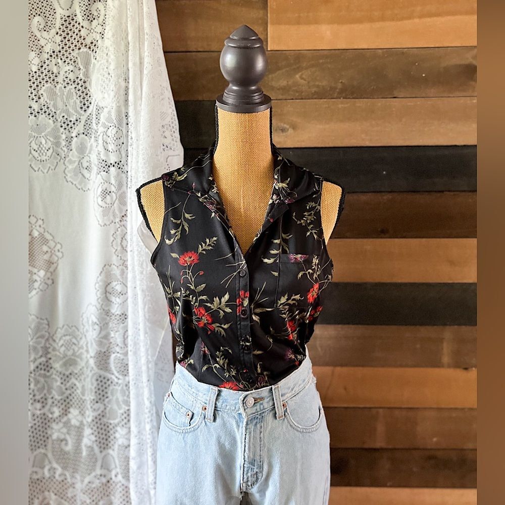 Kathy Ireland Sleeveless Black Floral Button-Up Collared Top